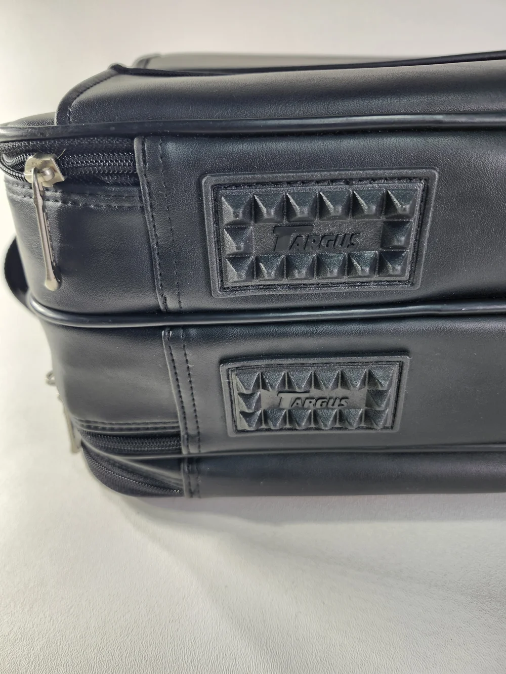 Air Targus Men's Black Leather Briefcase - Classic Professional Carry